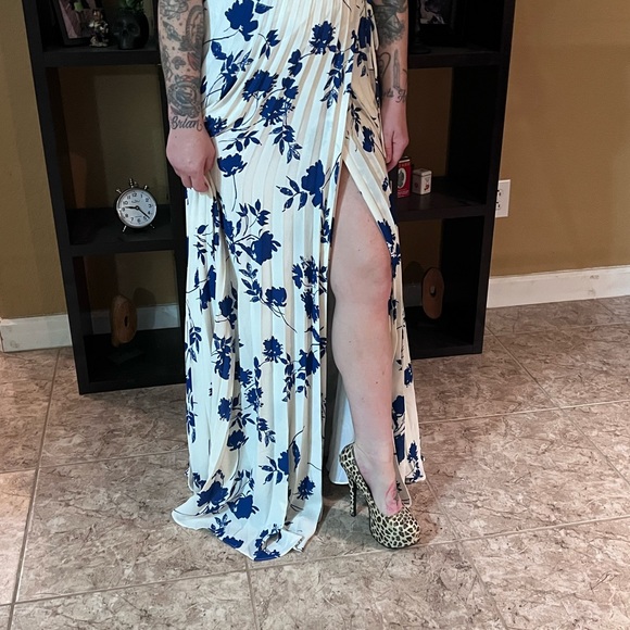 NWT women’s lulus Lindsie Blue and White Floral Print
Pleated Wrap Maxi Dress - Picture 16 of 16